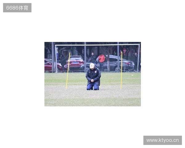 帽子上用中文写着努力、忍耐、牺牲，张外龙：是我作为教练的哲学